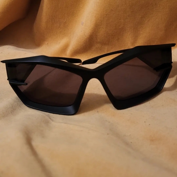 Sun glasses - Picture 3 of 4